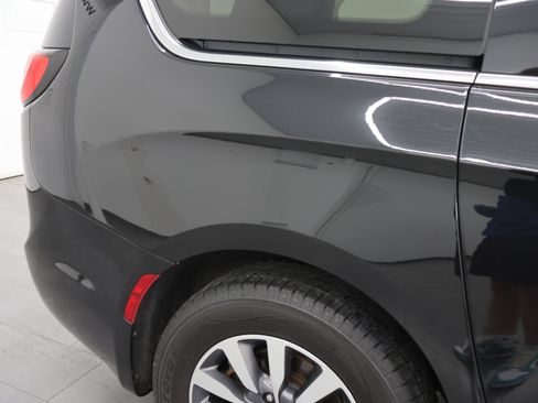 Used 2020 Chrysler Pacifica Touring-L Plus FWD image 25