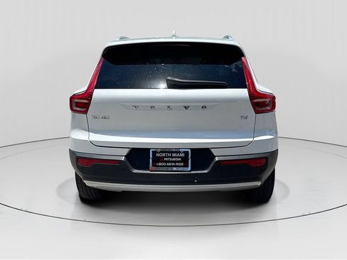 Used 2021 Volvo XC40 T4 Momentum w/ Premium Package FWD image 6