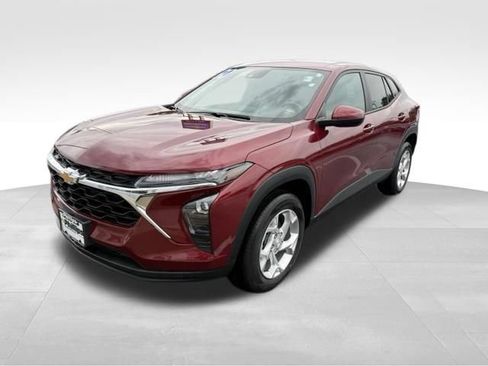 Used 2024 Chevrolet Trax LS w/ LS Convenience Package FWD image 3