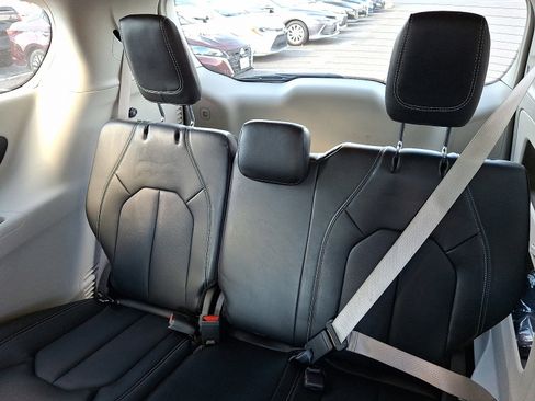 Used 2024 Chrysler Pacifica Touring-L image 10