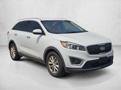 Used 2017 Kia Sorento AWD image 3