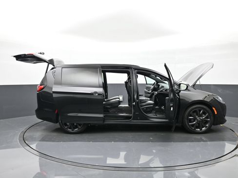 Used 2018 Chrysler Pacifica Touring-L Plus w/ Advanced Safetytec Group FWD image 48