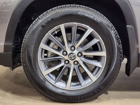 Used 2019 Toyota Highlander XLE image 29