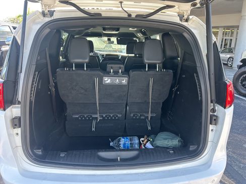 Used 2018 Chrysler Pacifica Touring-L w/ Premium Audio Group image 8