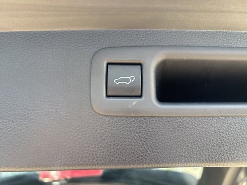Used 2022 Toyota Highlander LE AWD/4WD image 11