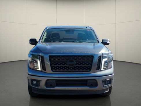 Used 2018 Nissan Titan SV w/ SV Convenience Package RWD image 2