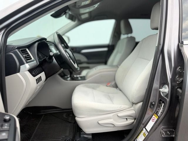Used 2018 Toyota Highlander LE AWD/4WD image 18