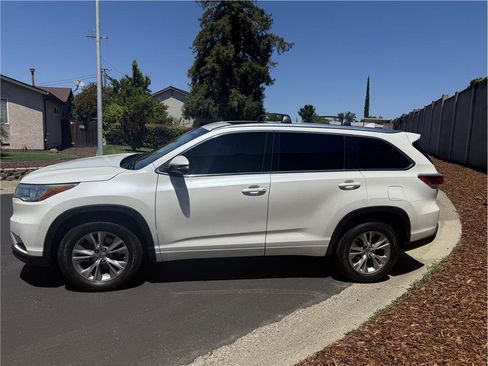 Used 2015 Toyota Highlander XLE FWD image 2