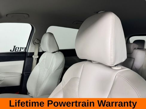 Used 2025 Kia Sorento S image 10