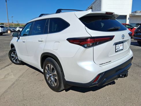 Used 2025 Toyota Highlander XLE AWD/4WD image 3