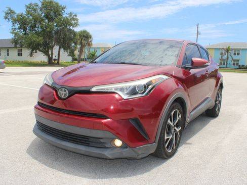 Used 2018 Toyota C-HR XLE FWD image 2