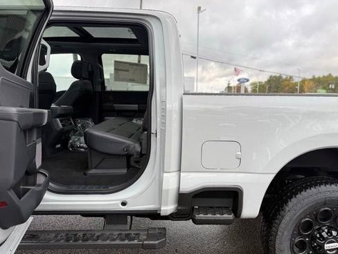 New 2026 Ford F250 Lariat w/ Black Appearance Package image 28