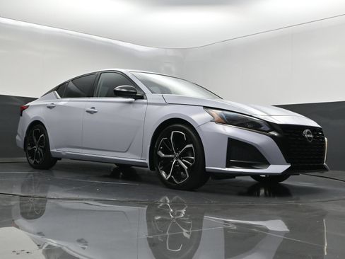 Used 2023 Nissan Altima 2.5 SR w/ SR Premium Package FWD image 38