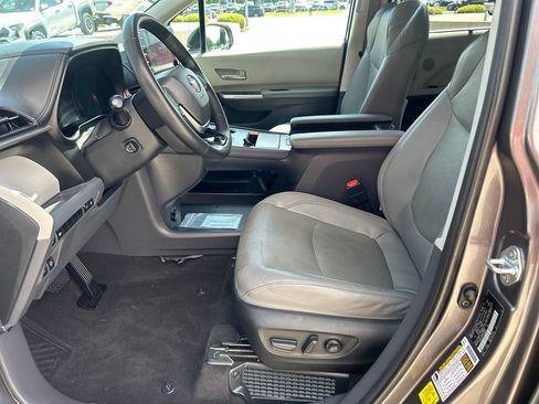 Certified 2023 Toyota Sienna Limited AWD/4WD image 10