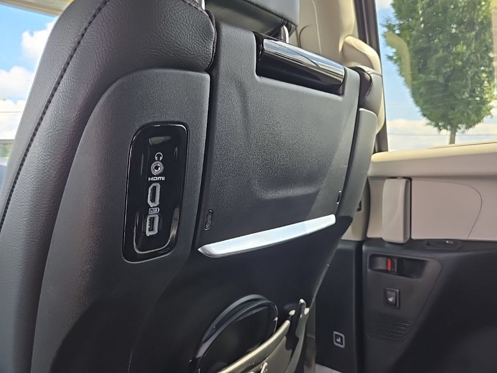 Used 2020 Chrysler Pacifica Touring-L Plus FWD image 37