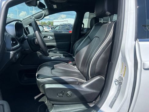 Used 2026 Chrysler Pacifica Limited FWD image 5