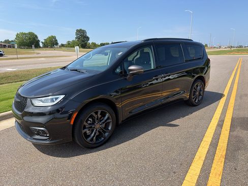 Certified 2023 Chrysler Pacifica Touring-L w/ Road Tripper Package AWD/4WD image 11