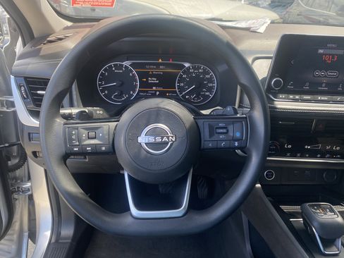 Used 2022 Nissan Rogue SV FWD image 11