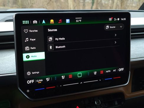 Used 2025 Volkswagen ID. Buzz Pro S image 41