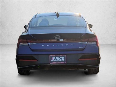 Certified 2025 Hyundai Elantra Limited image 7
