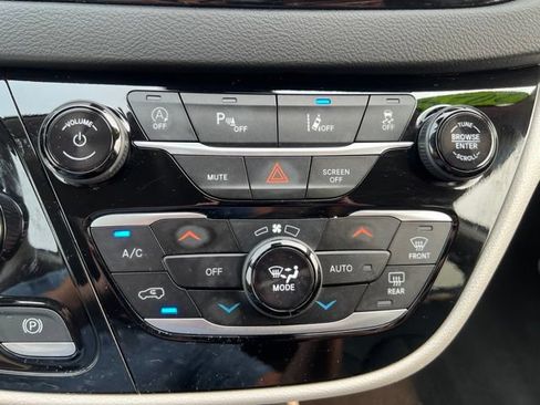 Certified 2024 Chrysler Pacifica Touring-L FWD image 29