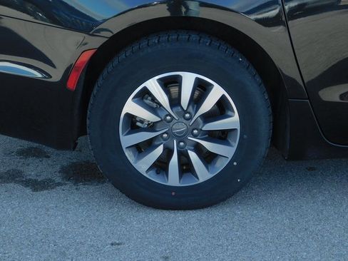 Used 2024 Chrysler Pacifica Select image 11