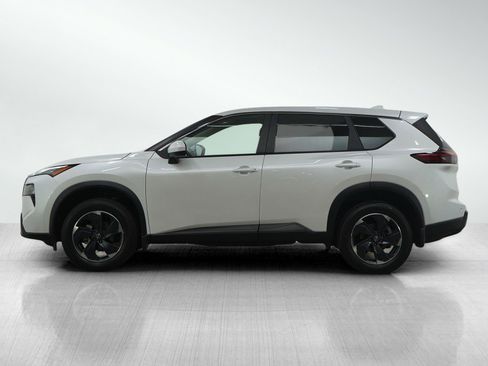 Used 2024 Nissan Rogue SV image 2