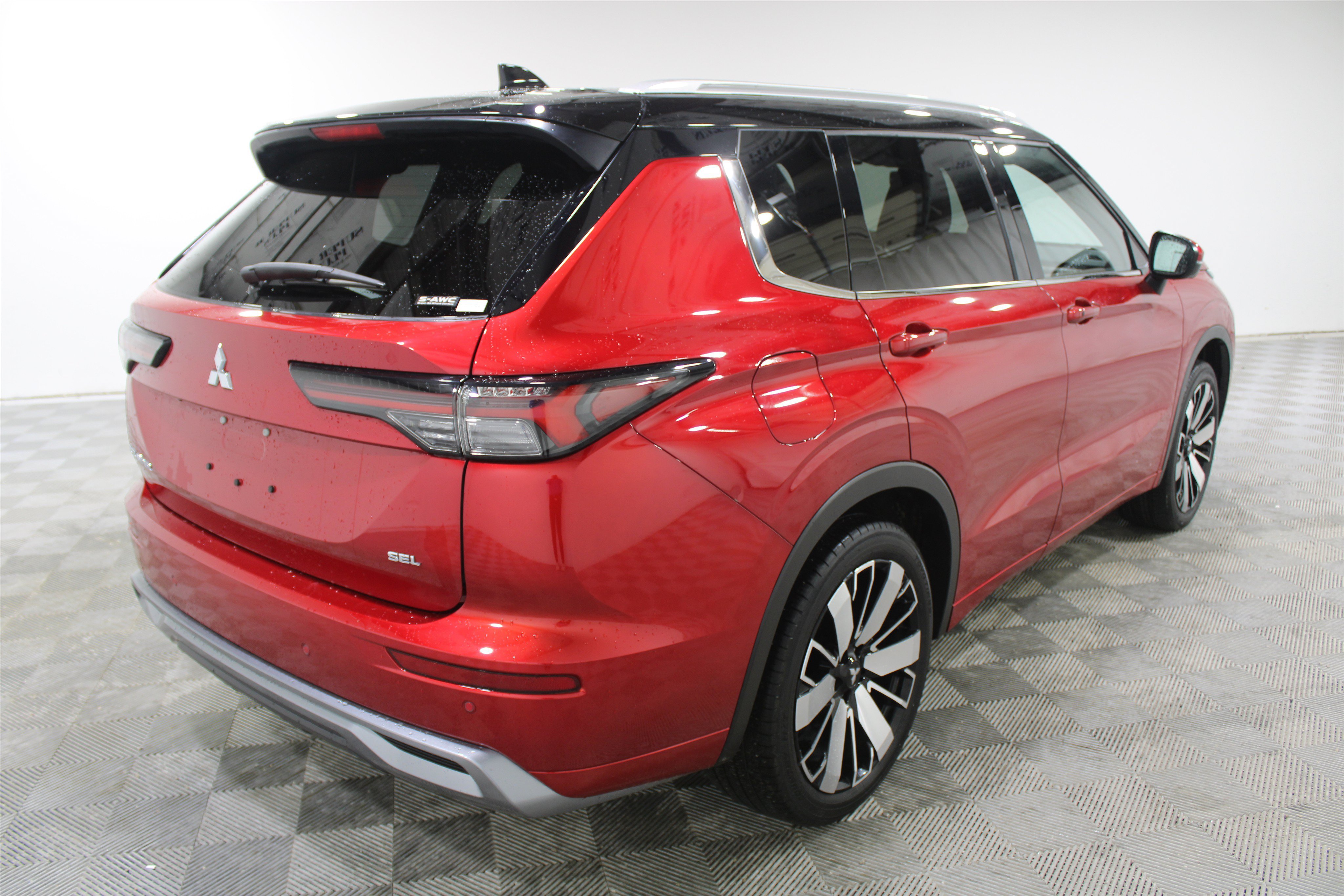 Used 2025 Mitsubishi Outlander AWD image 3