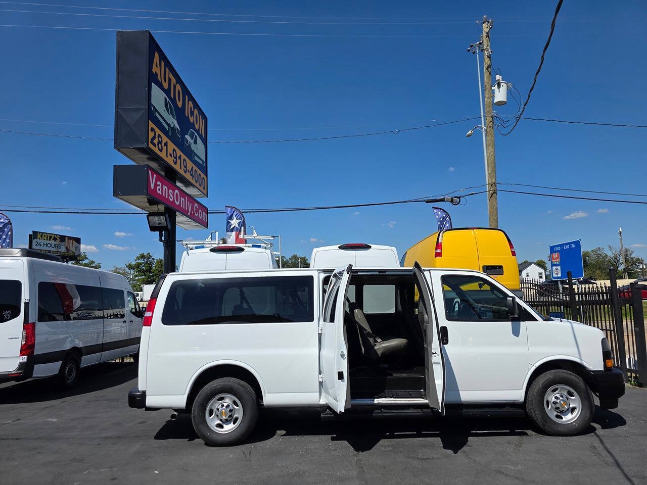 Used 2022 Chevrolet Express 3500 LS RWD image 5