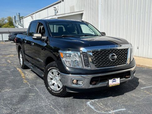 Used 2018 Nissan Titan SV image 1