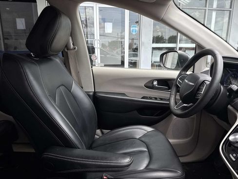 Used 2023 Chrysler Pacifica Touring-L FWD image 11