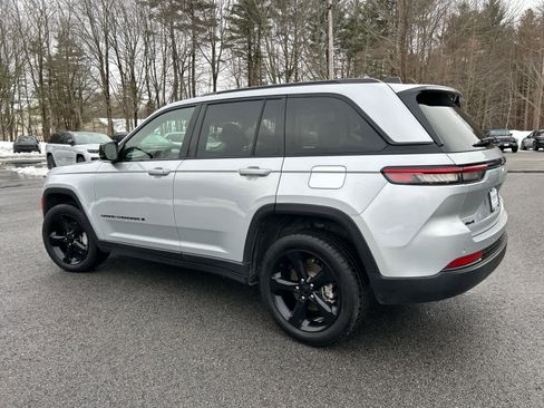 Used 2023 Jeep Grand Cherokee Limited w/ Black Appearance Package image 8