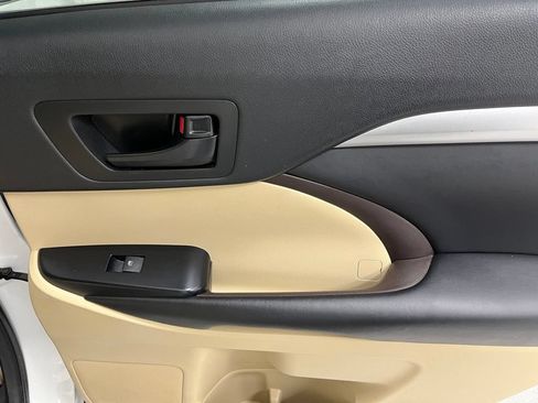 Used 2018 Toyota Highlander Plus w/ Carpet Mat Package (TMS) AWD/4WD image 52