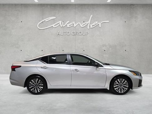 Used 2025 Nissan Altima 2.5 SV FWD image 17
