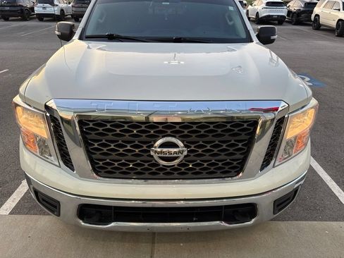 Used 2018 Nissan Titan SV AWD/4WD image 2