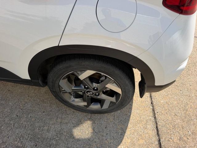 Used 2024 Hyundai Venue SEL FWD image 6