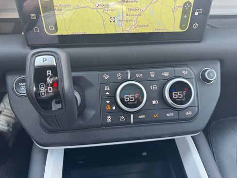 Used 2025 Land Rover Defender 110 X-Dynamic SE AWD/4WD image 18