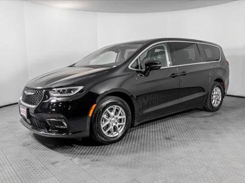 Used 2024 Chrysler Pacifica Touring-L image 2