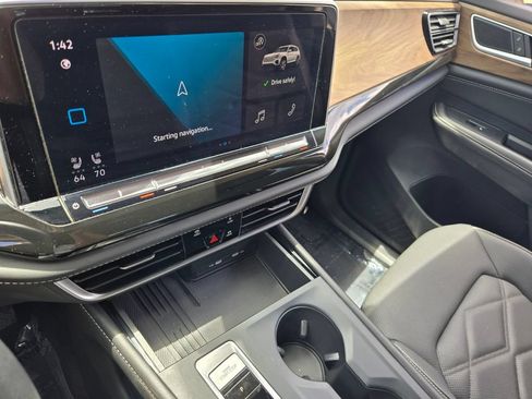 Certified 2025 Volkswagen Atlas SE FWD image 24