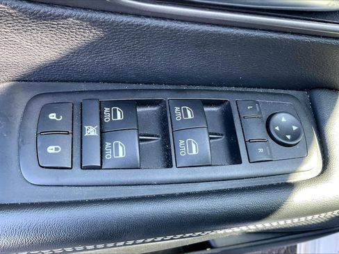 Used 2025 Chrysler Pacifica Select FWD image 5