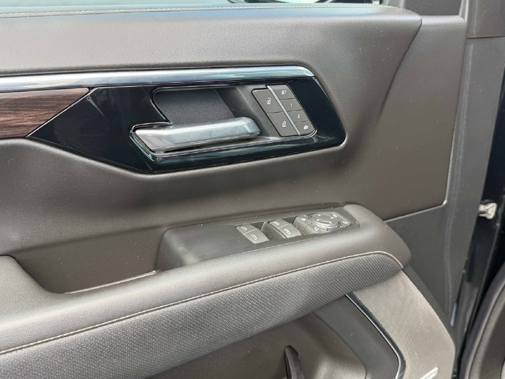 Used 2025 Chevrolet Tahoe Premier AWD/4WD image 29