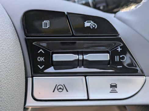 Used 2025 Hyundai Elantra SEL image 24