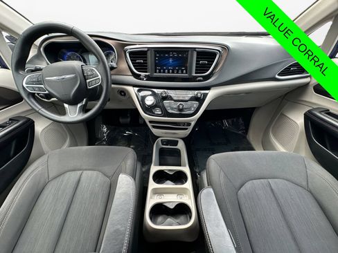 Used 2019 Chrysler Pacifica L FWD image 10
