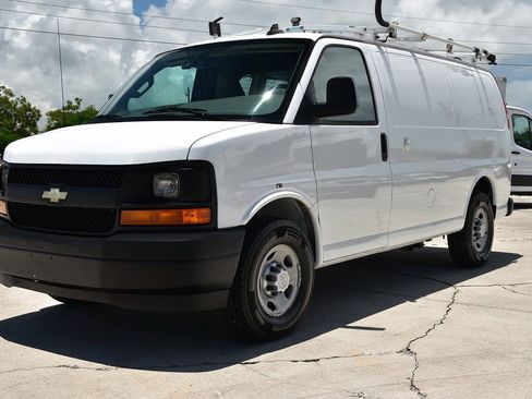Used 2017 Chevrolet Express 2500 RWD image 3