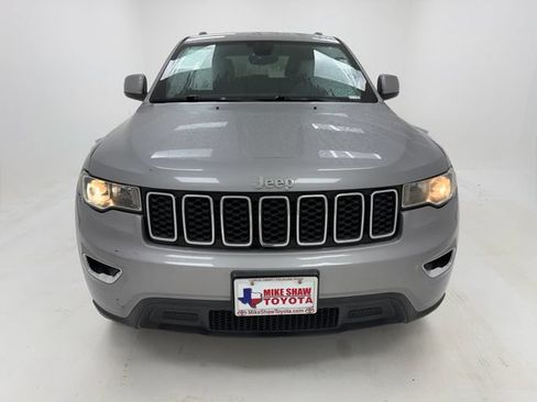Used 2018 Jeep Grand Cherokee Laredo RWD image 3