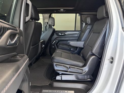 Used 2023 GMC Yukon XL Denali AWD/4WD image 15