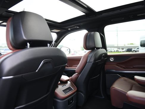 Used 2025 Lincoln Navigator Reserve AWD/4WD image 16
