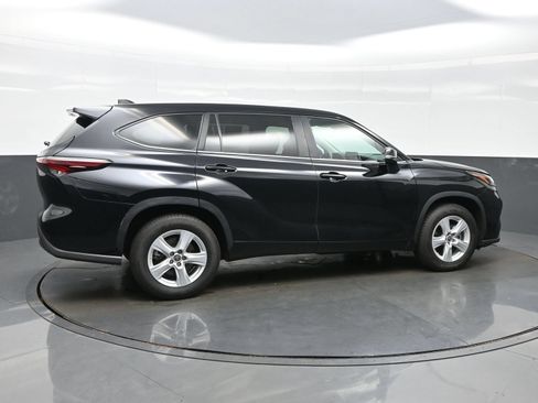 Used 2024 Toyota Highlander LE FWD image 6