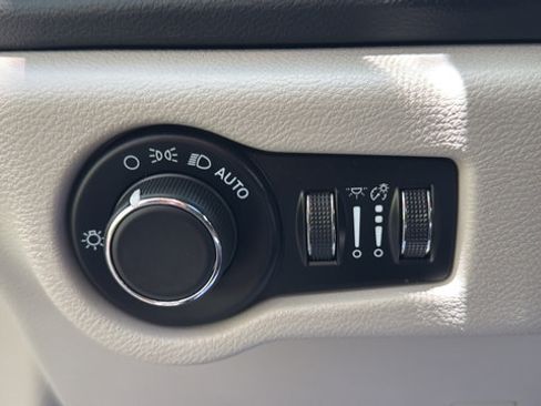 Used 2022 Chrysler Voyager LX FWD image 17