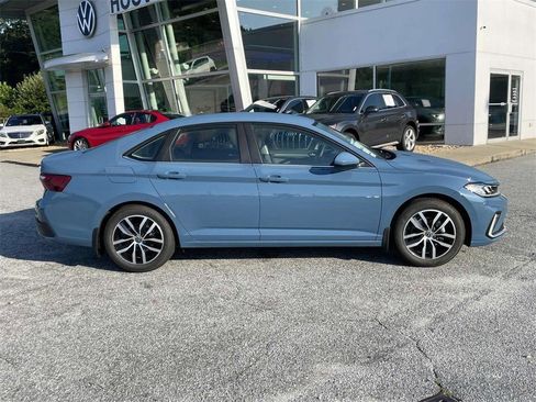 Used 2025 Volkswagen Jetta SE FWD image 2